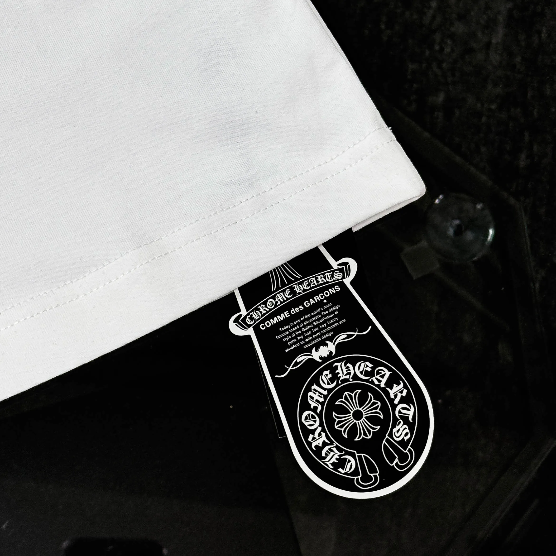 P170 Chrome Hearts 25 high-end versions. The fabric is made of 300 grams of high-density pure cotton. It does not deform or shrink. It has three labels. It is the same style for men and women. Technology: suede foaming + digital printing. Color: white, black. SIZE: S-XL.